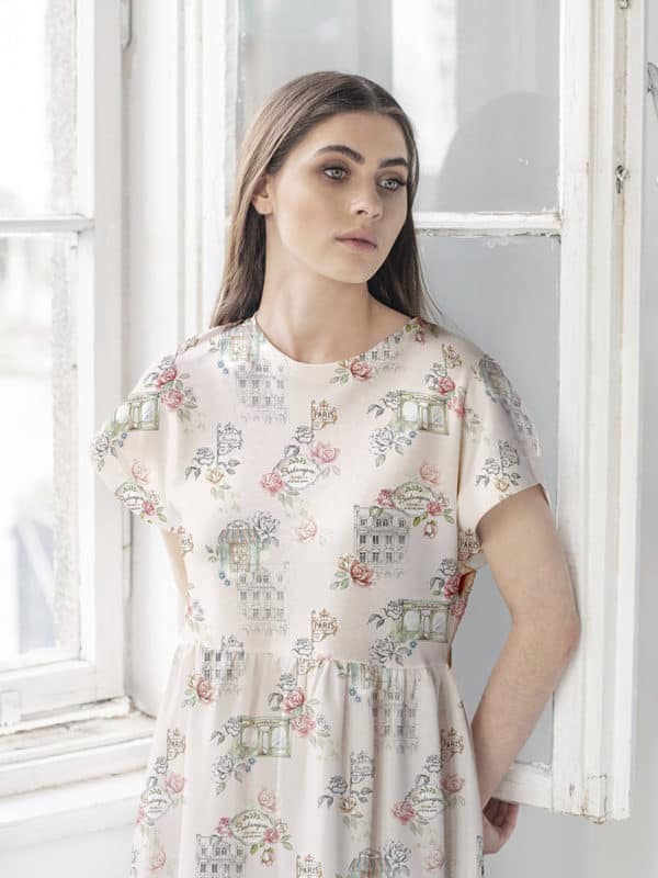 modelka w oknie w sukience we Wzór graficzny z motywem Paryża do druku na tkaninach