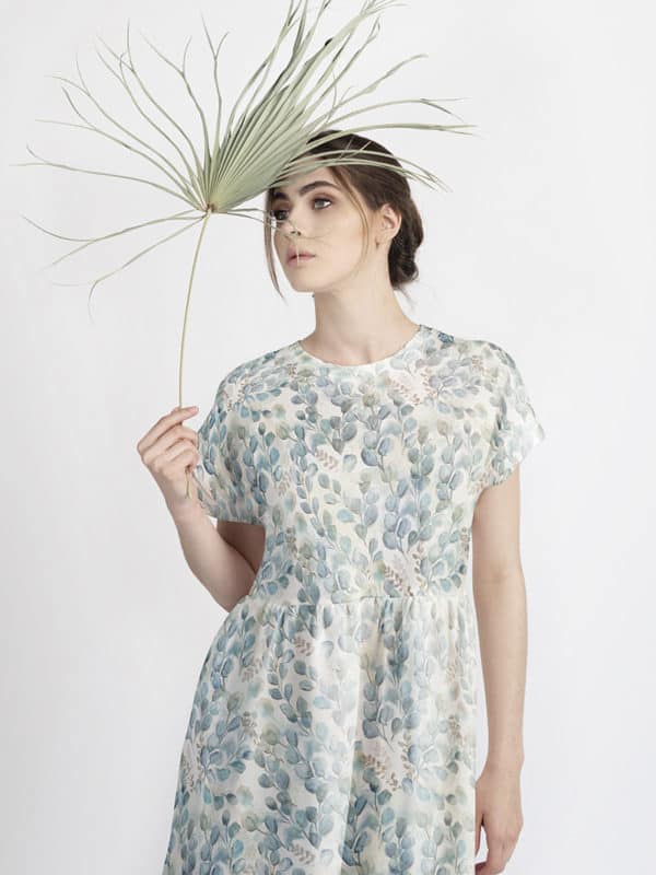 modelka w sukience w liście malowane akwarelą